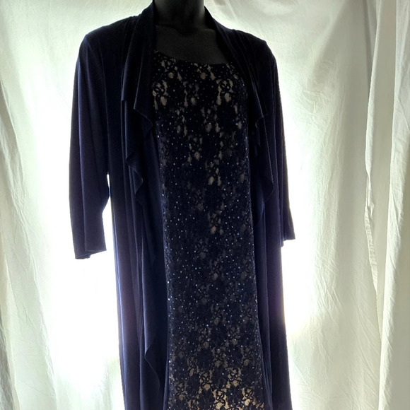 Beautiful Lace Dress EUC - Picture 10 of 10